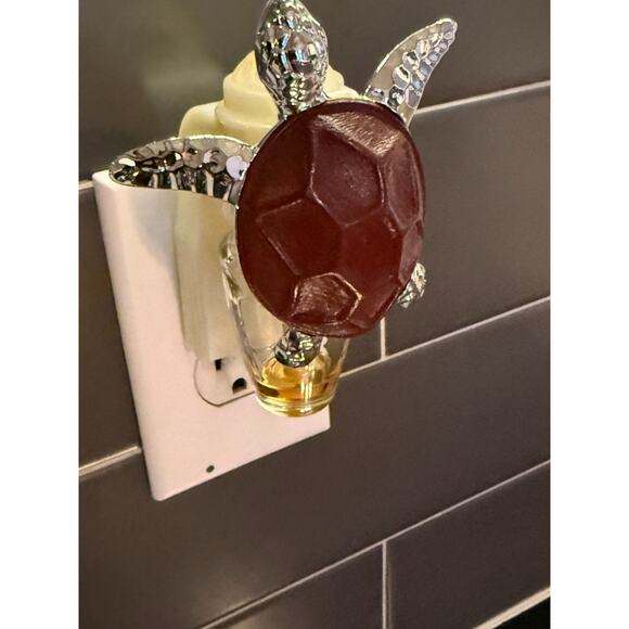 Bath & Body Works Wallflower Turtle Plugin Home Fragrance Diffuser NO Light - Picture 2 of 6